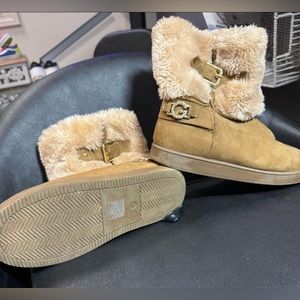 Guess brown boots with fur